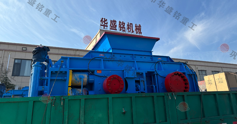 玄武巖粉碎成1-5mm用什么設(shè)備？推薦時(shí)產(chǎn)80噸對(duì)輥制砂機(jī)